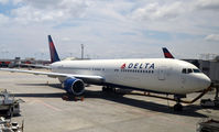N196DN @ KATL - Atlanta - by Ronald Barker