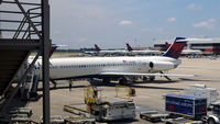N901DE @ KATL - Atlanta - by Ronald Barker