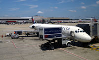 N901DE @ KATL - Atlanta - by Ronald Barker