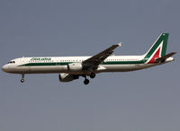 EI-IXZ @ LEBL - Landing rwy 25R - by Shunn311