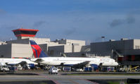 N644DL @ KATL - Atlantta - by Ronald Barker