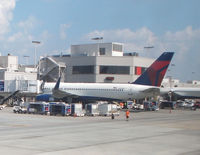 N900PC @ KATL - Atlanta - by Ronald Barker