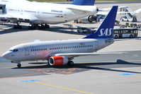 LN-RPW @ EDDF - Taxiing in to parking
