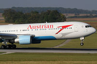 OE-LAY @ VIE - Austrian Airlines