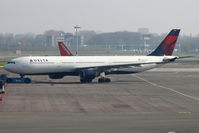 N816NW @ EHAM - Taxiing - by micka2b