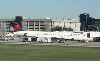 N913DL @ KMKE - MD-88