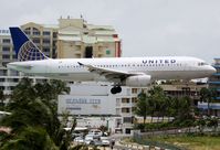 N402UA @ TNCM - N402UA