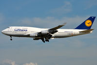 D-ABVX @ EDDF - On finals for r/w 25L