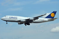 D-ABVW @ EDDF - On short finals for r/w 25L - by Robert Kearney