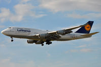 D-ABVL @ EDDF - On short finals for r/w 25L - by Robert Kearney