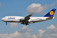D-ABVE @ EDDF - On short finals for r/w 25L