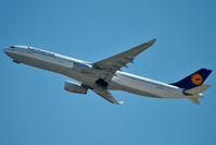 D-AIKK @ EDDF - Climbing off r/w 07L