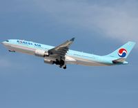 HL8227 @ KLAX - Take off shortly after SCA747 arrives