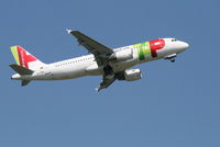 CS-TNG @ EBBR - Flight TP607 is climbing from RWY 07R