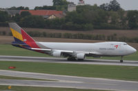 HL7420 @ LOWW - Asiana Boeing 747 - by Thomas Ranner