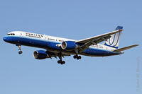 N523UA @ KORD - final approach for 28