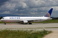 N663UA @ LSGG - Taxiing - by micka2b