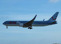 PH-OYE @ UAU - Landing on Reina Beatrix Airport - by Willem Göebel