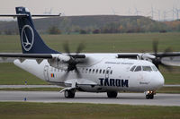 YR-ATB @ LOWW - Tarom ATR-42 - by Thomas Ranner