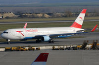 OE-LAW @ VIE - Austrian Airlines - by Chris Jilli