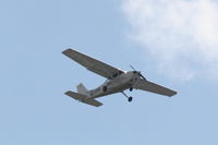 N21458 @ KSRQ - Cessna Skyhawk (N21458) on approach to Sarasota-Bradenton International Airport - by jwdonten