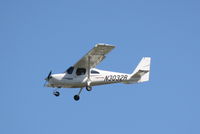 N3032R @ KSRQ - Cessna Skycatcher (N3032R) on approach to Sarasota-Bradenton International Airport - by Jim Donten