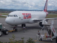 PR-MYP @ SWKN - Airbus A320-214, matrícula PR-MYP (cn 5066). Aeroporto Nelson Ribeiro Guimarães (CLV/SBCN). Caldas Novas, 25 de novembro de 2012.