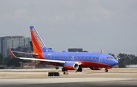 N425LV @ KSNA - Boeing 737-700 - by Mark Pasqualino