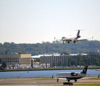 N423AW @ KDCA - Landing DCA - by Ronald Barker