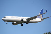 N73276 @ KSRQ - United Flight 1190 (N73276) arrives at Sarasota-Bradenton International Airport following a flight from Chicago-O'Hare International Airport - by Jim Donten