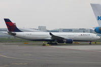 N814NW @ EHAM - Taxiing - by micka2b