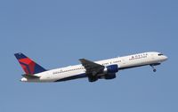 N685DA @ KFLL - Boeing 757-200