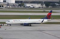 N374DA @ KFLL - Boeing 737-800 - by Mark Pasqualino