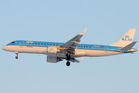 PH-EZH @ VIE - KLM - by Chris Jilli