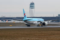 HL8251 @ VIE - Korean Air Cargo