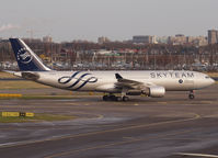 B-6528 @ EHAM - Taxi to runway 24 for take off. - by Willem Göebel