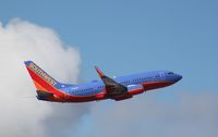 N750SA @ KFLL - Boeing 737-700 - by Mark Pasqualino