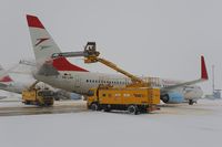 OE-LNP @ LOWW - Austrian Airlines Boeing 737-800 - by Dietmar Schreiber - VAP