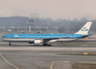 PH-AKE @ AMS - Taxi to runway 09 of Schiphol Airport - by Willem Göebel