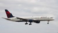 N699DL @ KFLL - Boeing 757-200