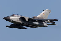45 28 @ ETNT - on final RW 26 - by Karl-Heinz Krebs