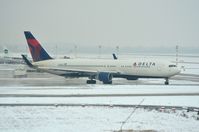 N174DN @ EDDL - Delta B763 taxiing out after de-icing in DUS. - by FerryPNL