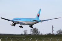 HL8226 @ VIE - Korean Air Cargo