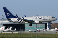 YR-BGF @ VIE - TAROM - by Chris Jilli