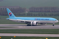 HL8226 @ VIE - Korean Air Cargo
