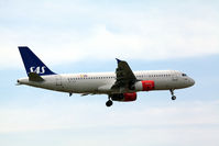 SE-RJF @ EKCH - Approach to R-04L Copenhagen Kastrup 7.5.13 - by leo larsen