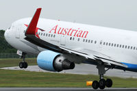OE-LAW @ VIE - Austrian Airlines - by Chris Jilli