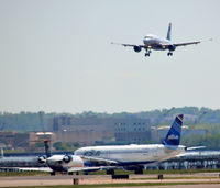 N704US @ KDCA - Approach DCA  with N651JB in the foreground - by Ronald Barker
