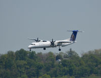 UNKNOWN @ KDCA - United Dash 8 approaching DCA - by Ronald Barker