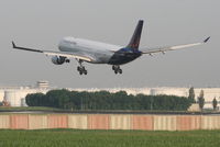 OO-SFM @ EBBR - Flight SN453 is landing on RWY 25L - by Daniel Vanderauwera